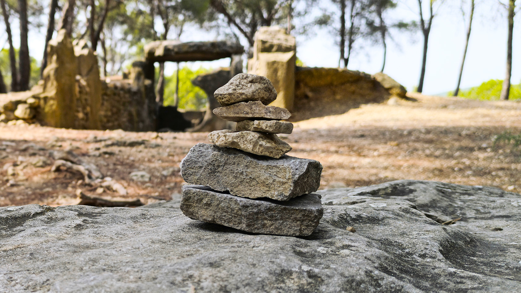 Cairn en pierres empilées devant le Dolmen des Fées à Pépieux - Le syndrome de l'âge de pierre